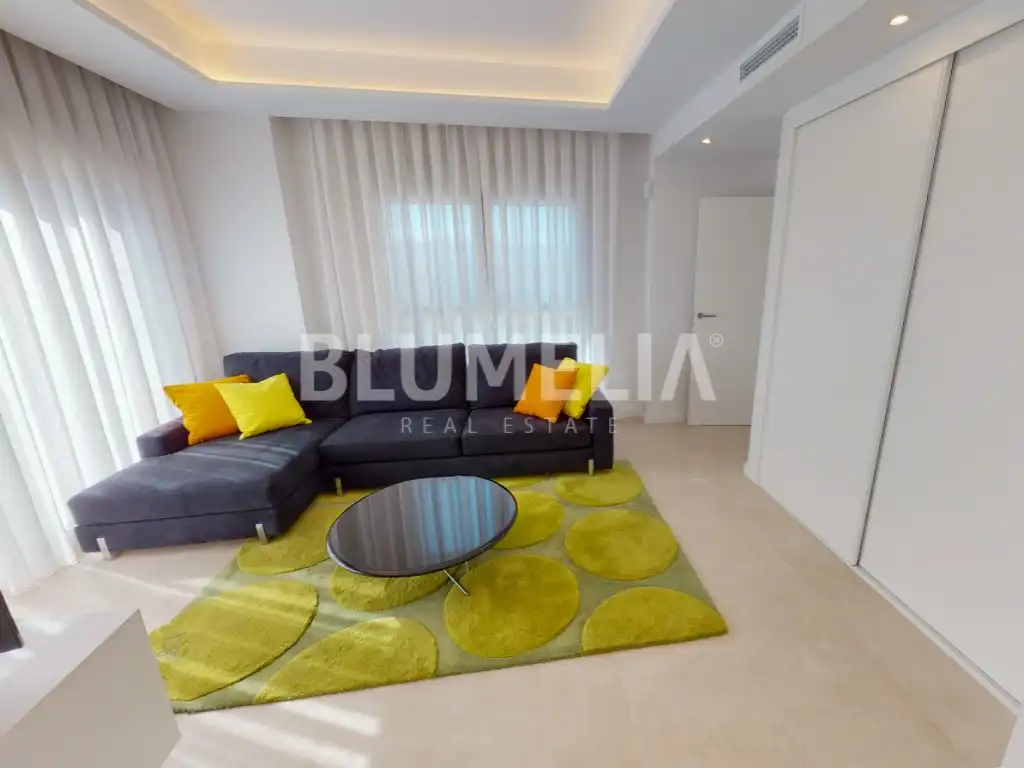 Wohnzimmer von Dachboden zum Verkauf in Oliva mit Klimaanlage, Heizung und Privatgarten