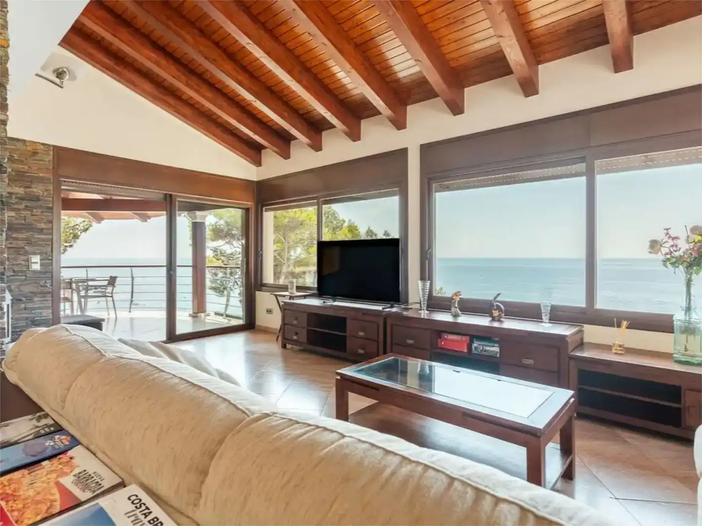 Sala de estar de Finca rústica de alquiler en Lloret de Mar con Aire acondicionado, Jardín privado y Piscina