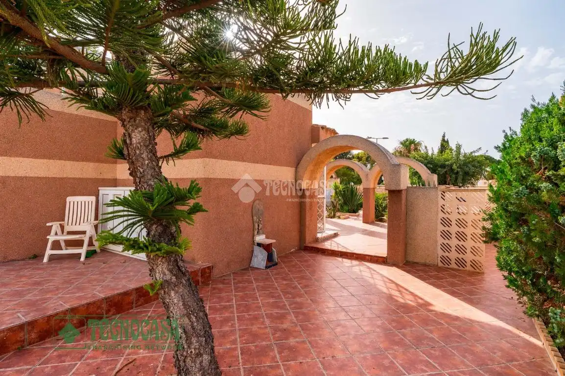 Vista exterior de Casa o xalet en venda en Roquetas de Mar amb Calefacció, Terrassa i Alarma