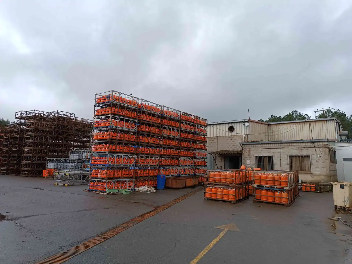 Außenansicht von Fabrikhallen zum Verkauf in Guitiriz