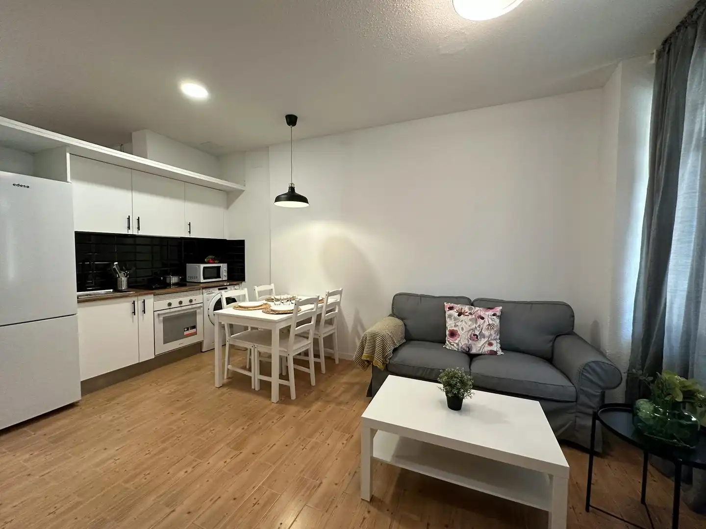 Living room of Flat for rent in Madrid  with Heating, Furnished and Washing machine