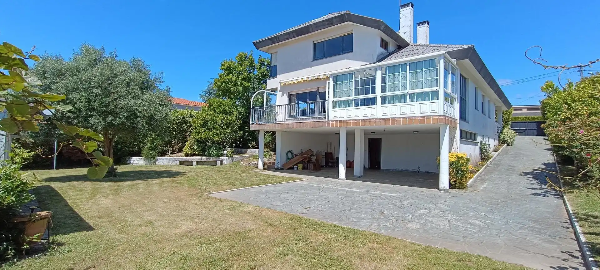 Vista exterior de Casa o xalet en venda en Oleiros amb Calefacció, Terrassa i Balcó