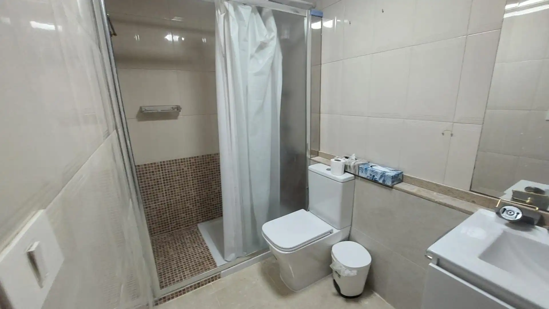 Bathroom of Flat for sale in Vigo   with Heating, Parquet flooring and Storage room