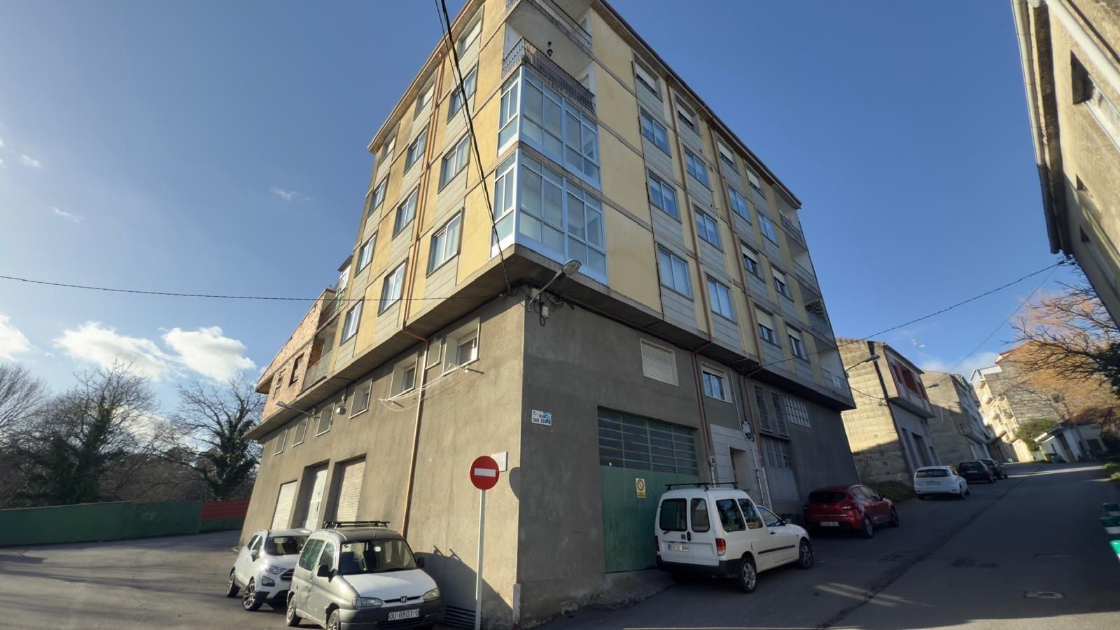 Vista exterior de Pis en venda en O Carballiño   amb Calefacció, Traster i Balcó