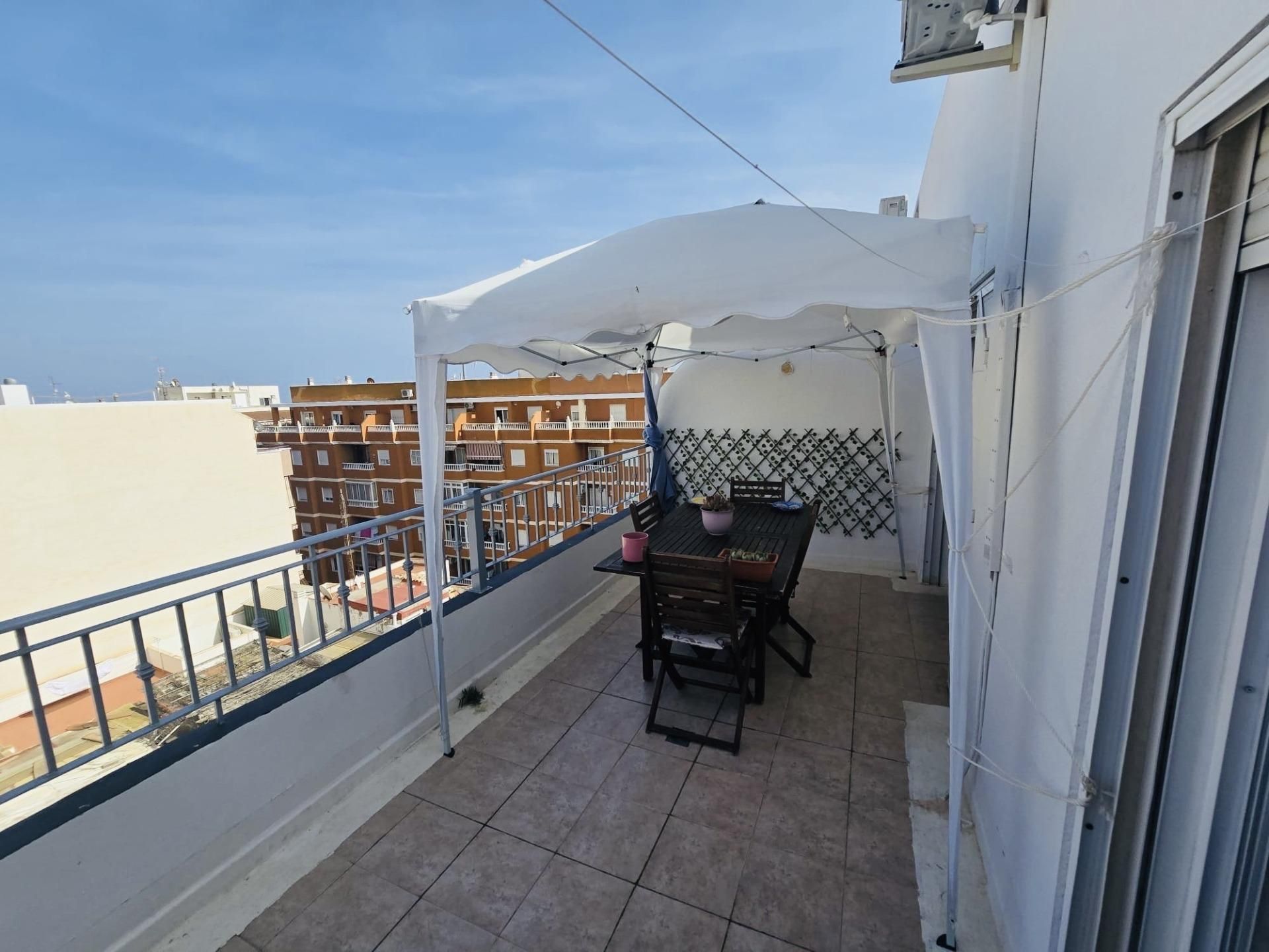 Terrasse von Wohnung zum Verkauf in Torrevieja mit Klimaanlage, Privatgarten und Gemeinschaftspool