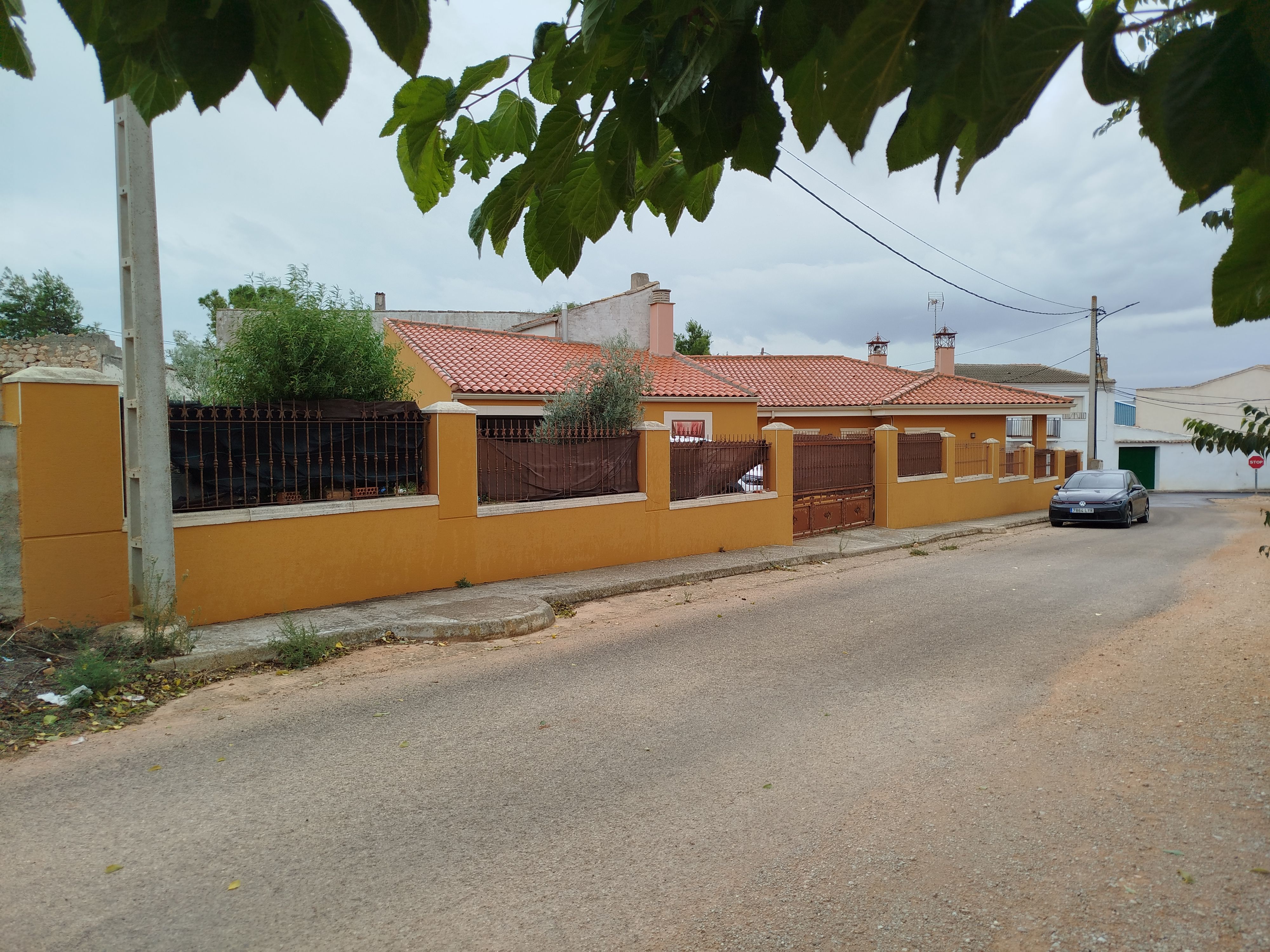 Vista exterior de Casa o xalet en venda en Pozorrubio amb Aire condicionat, Jardí privat i Traster