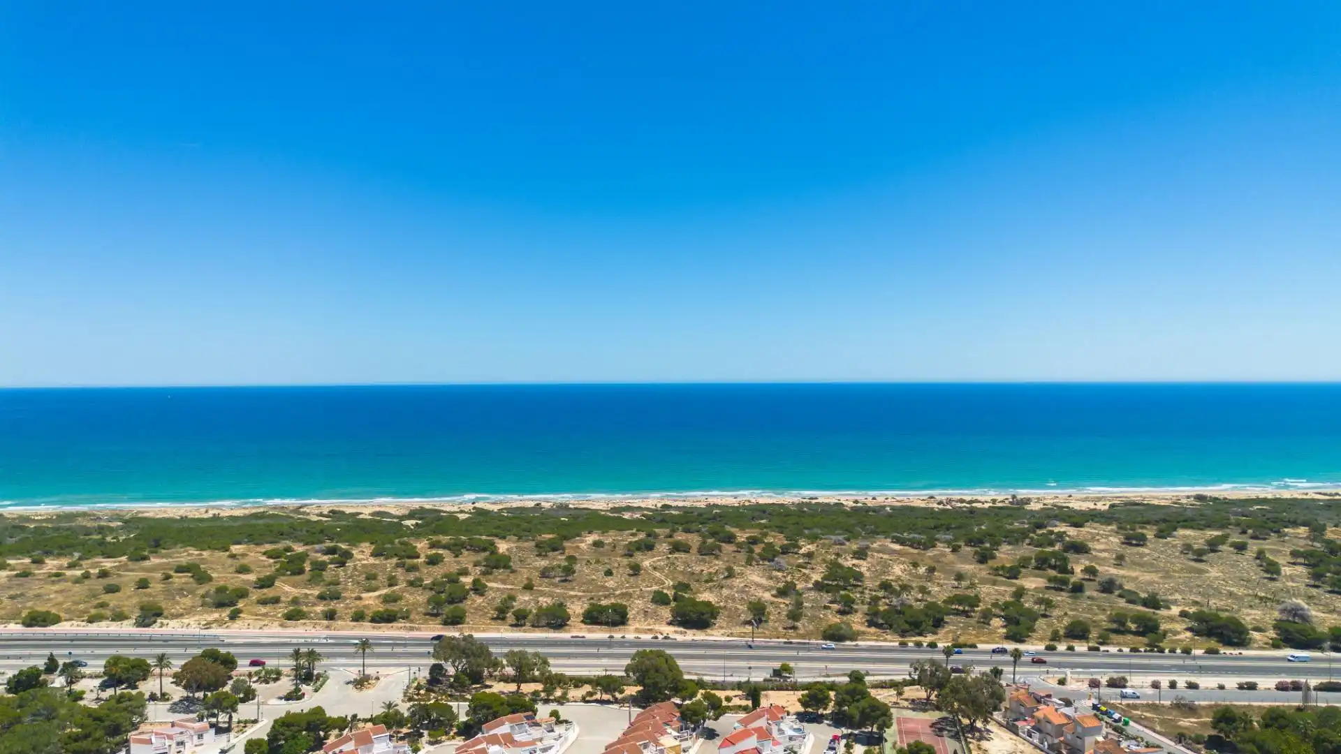 Vista exterior de Ático en venta en Guardamar del Segura con Aire acondicionado, Terraza y Piscina