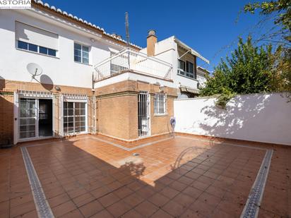 Vista exterior de Casa adosada en venda en  Granada Capital amb Terrassa i Balcó