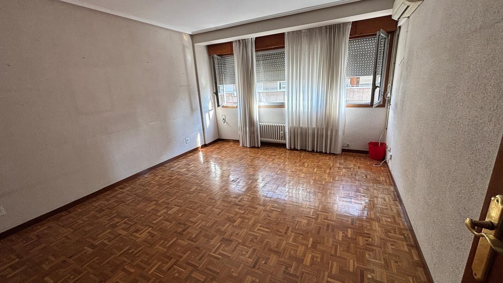 Living room of Flat to rent in  Zaragoza Capital  with Parquet flooring
