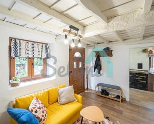 Sala d'estar de Casa adosada en venda en Villaviciosa amb Calefacció, Parquet i Moblat