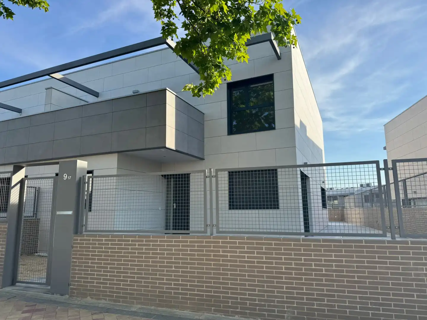 Vista exterior de Casa adosada en venta en Boadilla del Monte con Aire acondicionado, Calefacción y Jardín privado