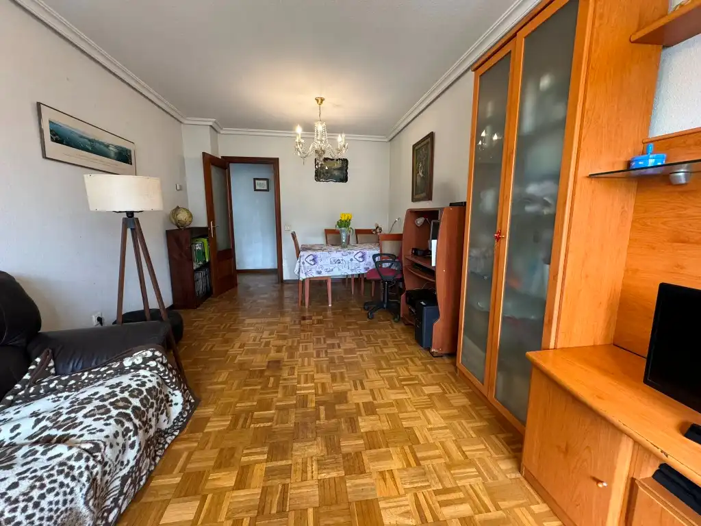Sala d'estar de Pis en venda en Gijón  amb Calefacció, Parquet i Traster