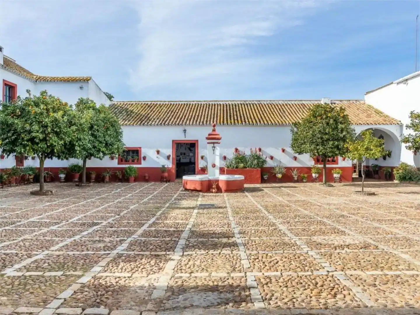 Vista exterior de Casa o xalet en venda en Carmona amb Jardí privat, Traster i Piscina