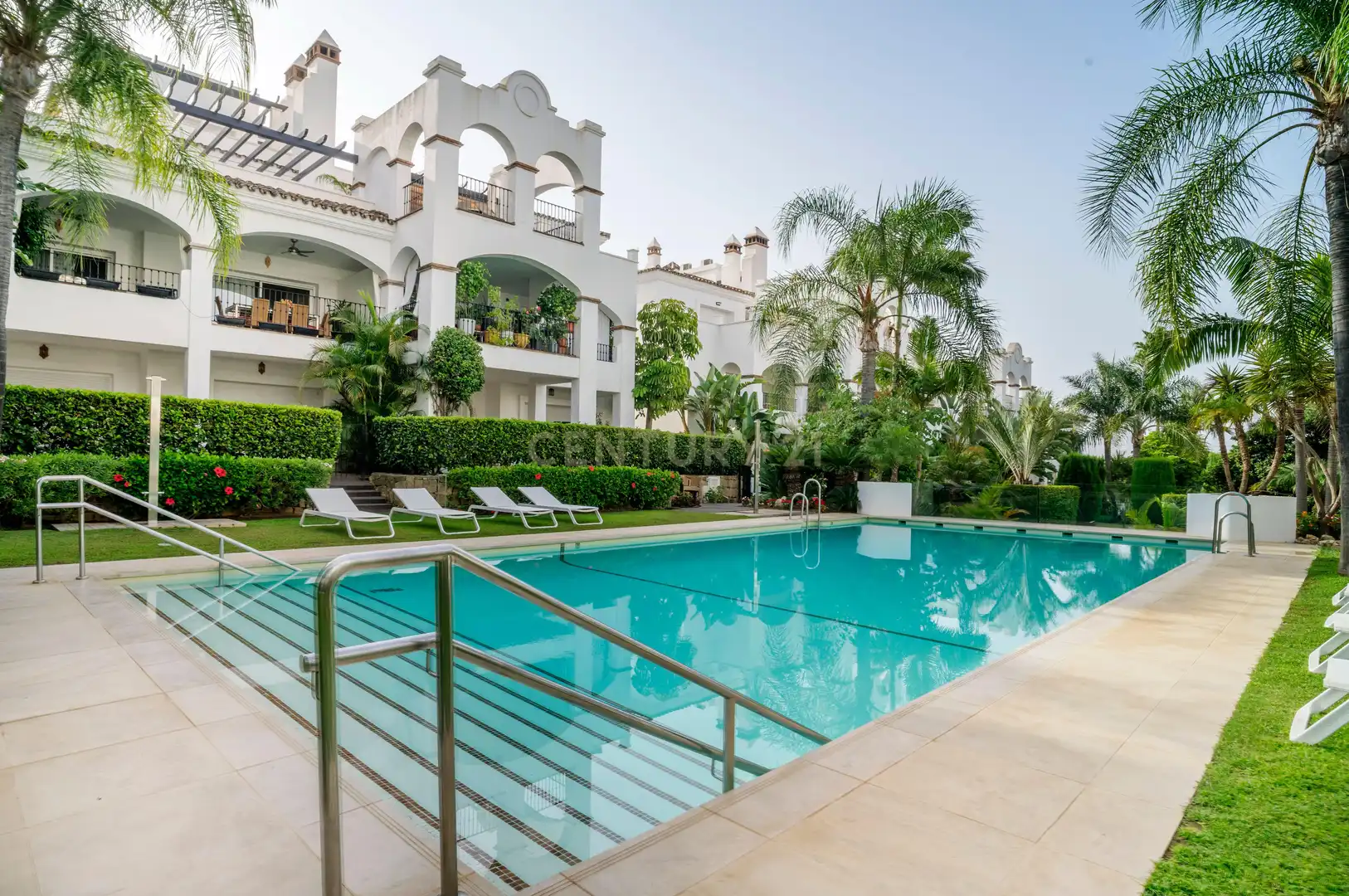 Außenansicht von Wohnungen zum Verkauf in Marbella mit Klimaanlage, Privatgarten und Ofen