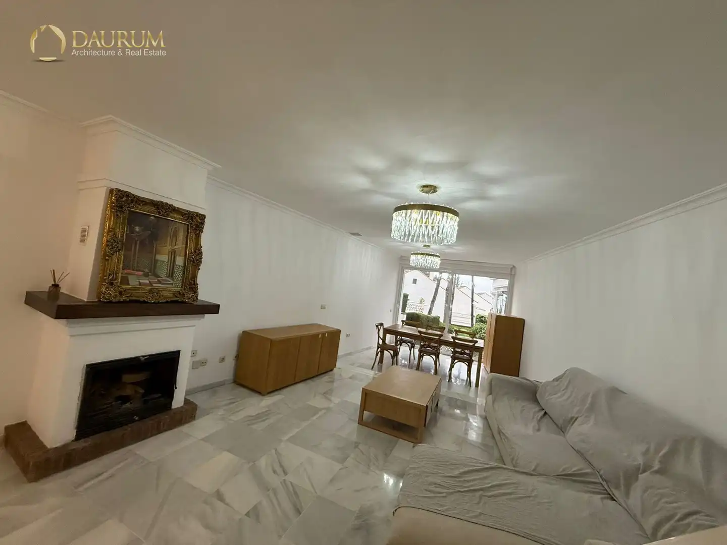 Sala de estar de Casa adosada en venta en Marbella con Aire acondicionado, Calefacción y Terraza