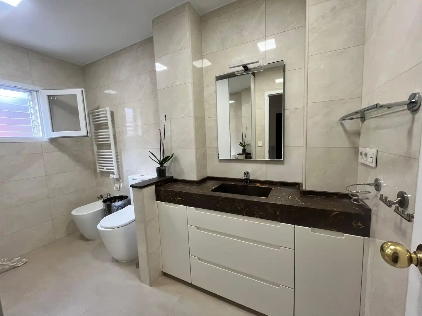 Bathroom of Houses for sale in Sevilla  with Air Conditioner, Heating and Private garden