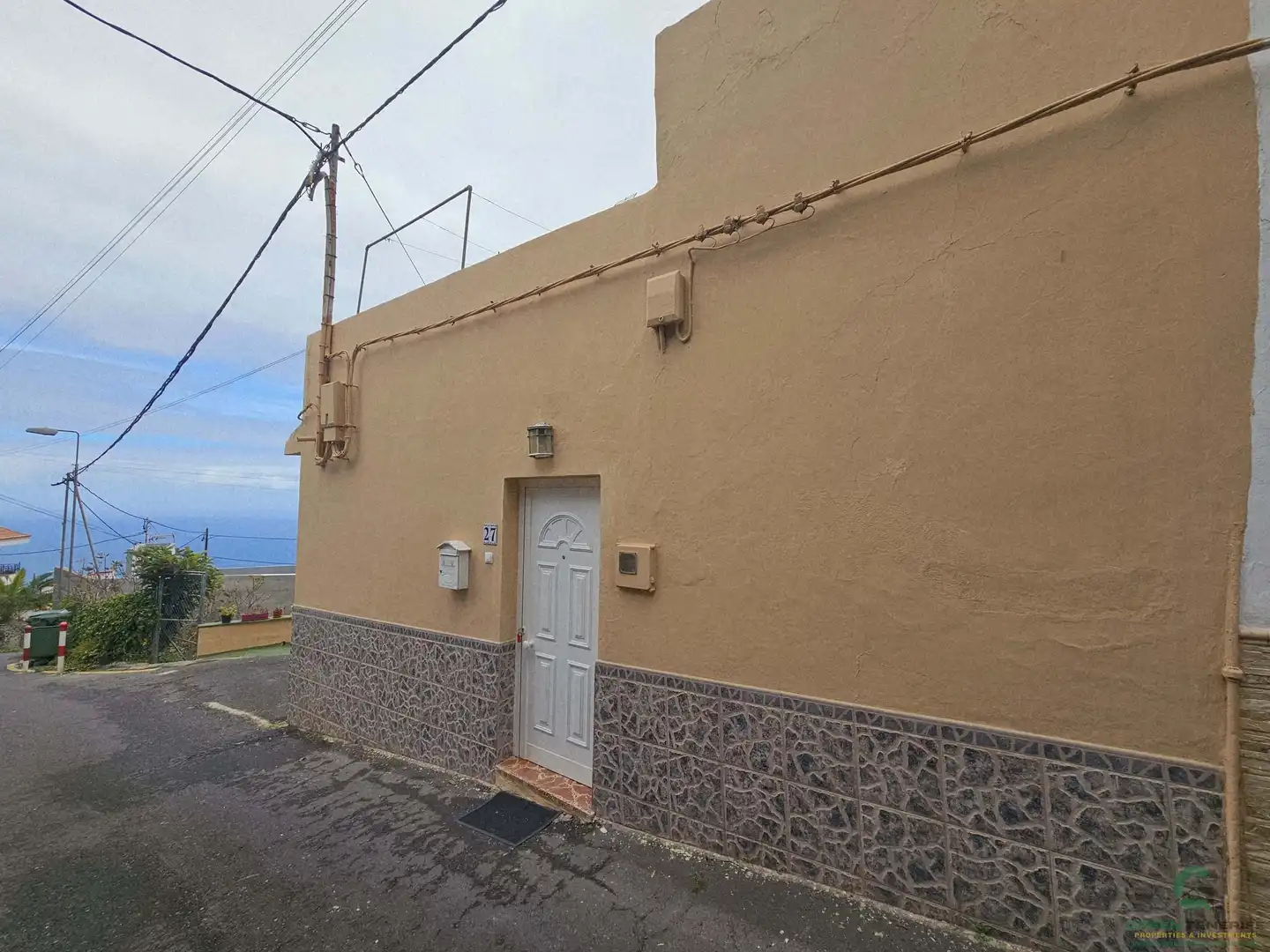 Außenansicht von Einfamilien-Reihenhaus zum Verkauf in Garachico mit Terrasse und Abstellraum