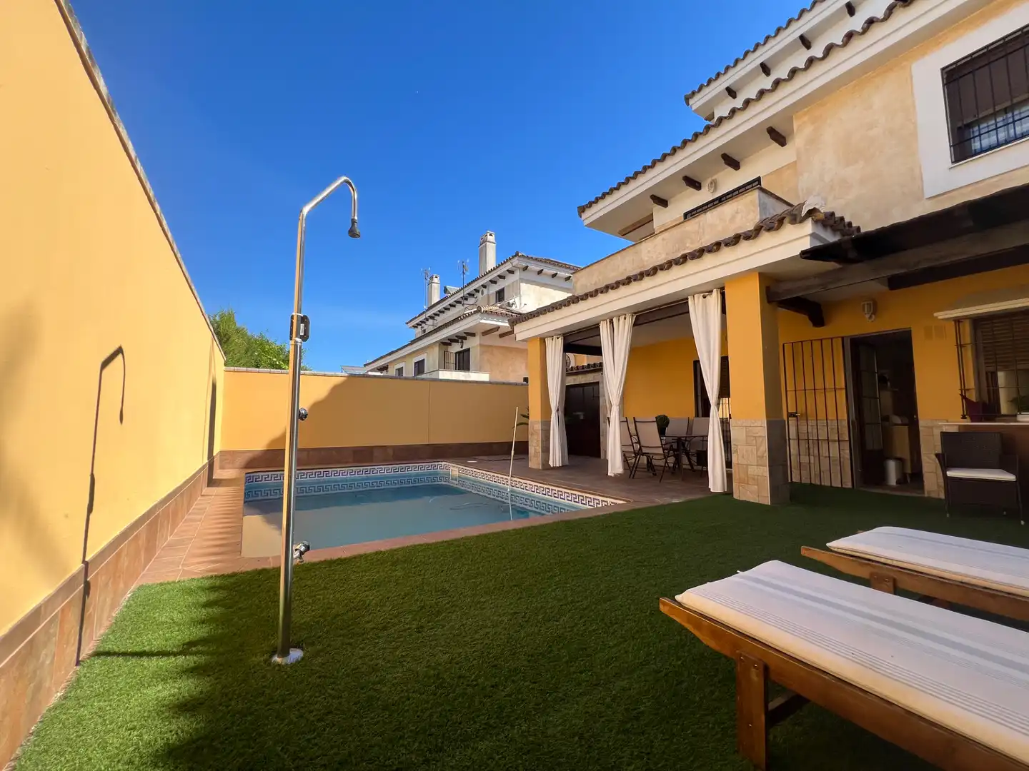 Piscina de Casa adosada en venda en Espartinas amb Aire condicionat, Calefacció i Jardí privat
