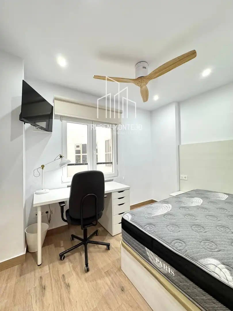 Room in Avenida de Portugal 141 3ºF, 141, Carmelitas