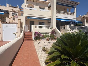 Chalet con piscina en venta en Orihuela Costa