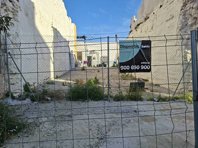 Terreno residencial en Venta en Calle del Pirineo en Los Dolores