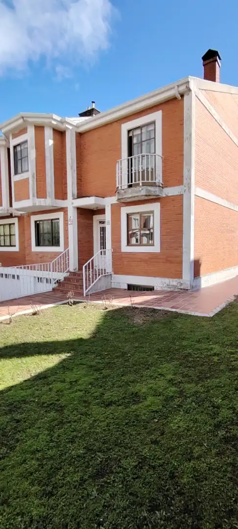 Vista exterior de Casa o chalet en venta en Santa Marta de Tormes con Calefacción, Jardín privado y Parquet