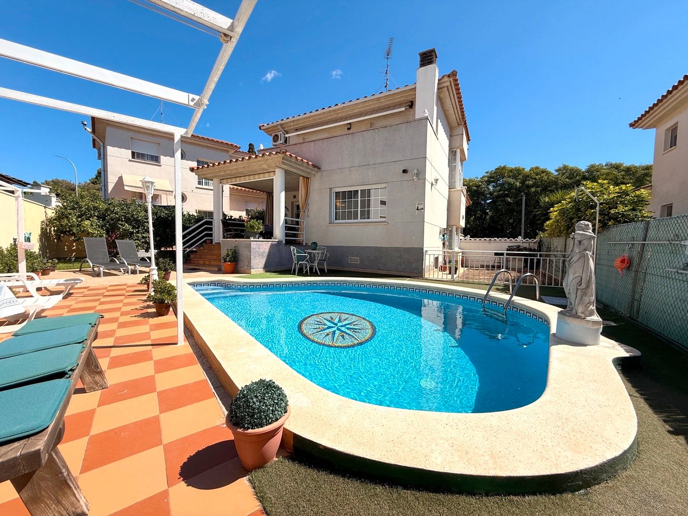 Exterior view of House or chalet for sale in Banyeres del Penedès  with Heating, Private garden and Terrace