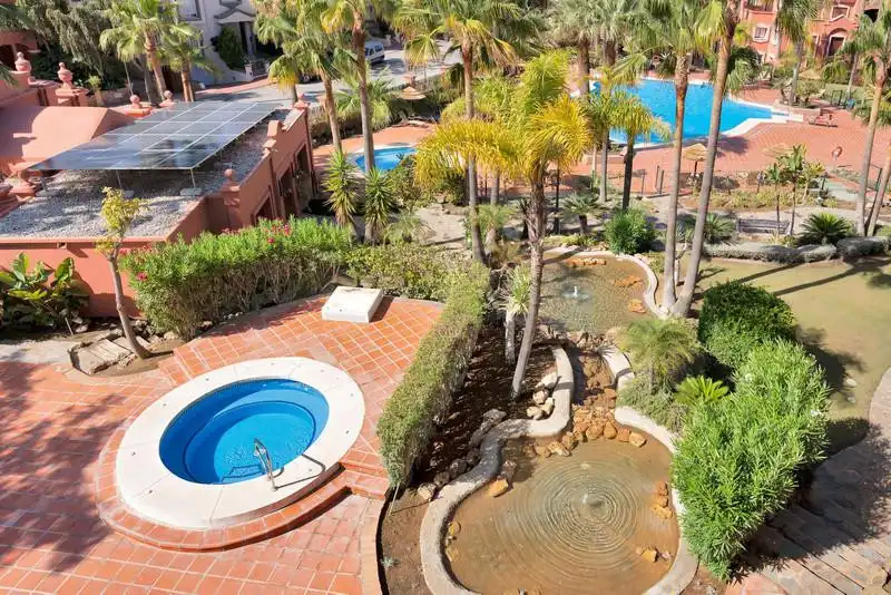 Schwimmbecken von Dachboden zur Miete in Marbella mit Klimaanlage, Terrasse und Schwimmbad