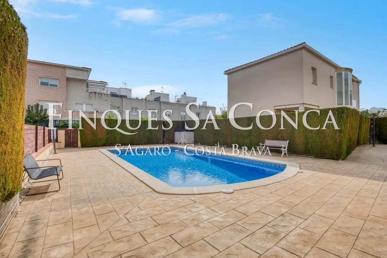 Piscina de Casa adosada en venta en Castell d'Aro, Platja d'Aro i s'Agaró con Aire acondicionado, Calefacción y Amueblado