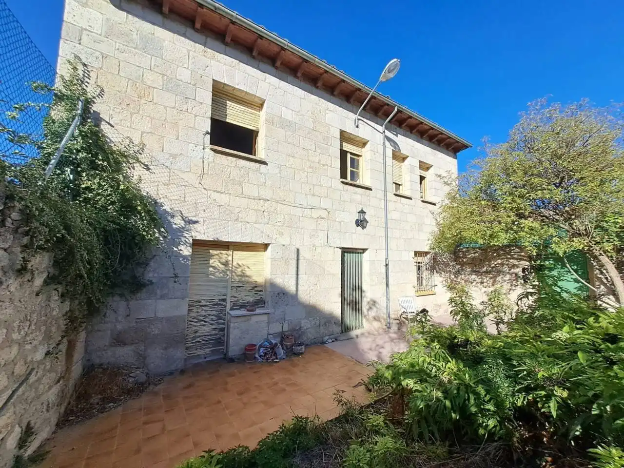Vista exterior de Casa o xalet en venda en Hontanas amb Calefacció, Jardí privat i Terrassa