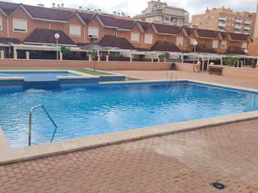 Bungalow amb piscina en venda a Calle Calle Juan Gris