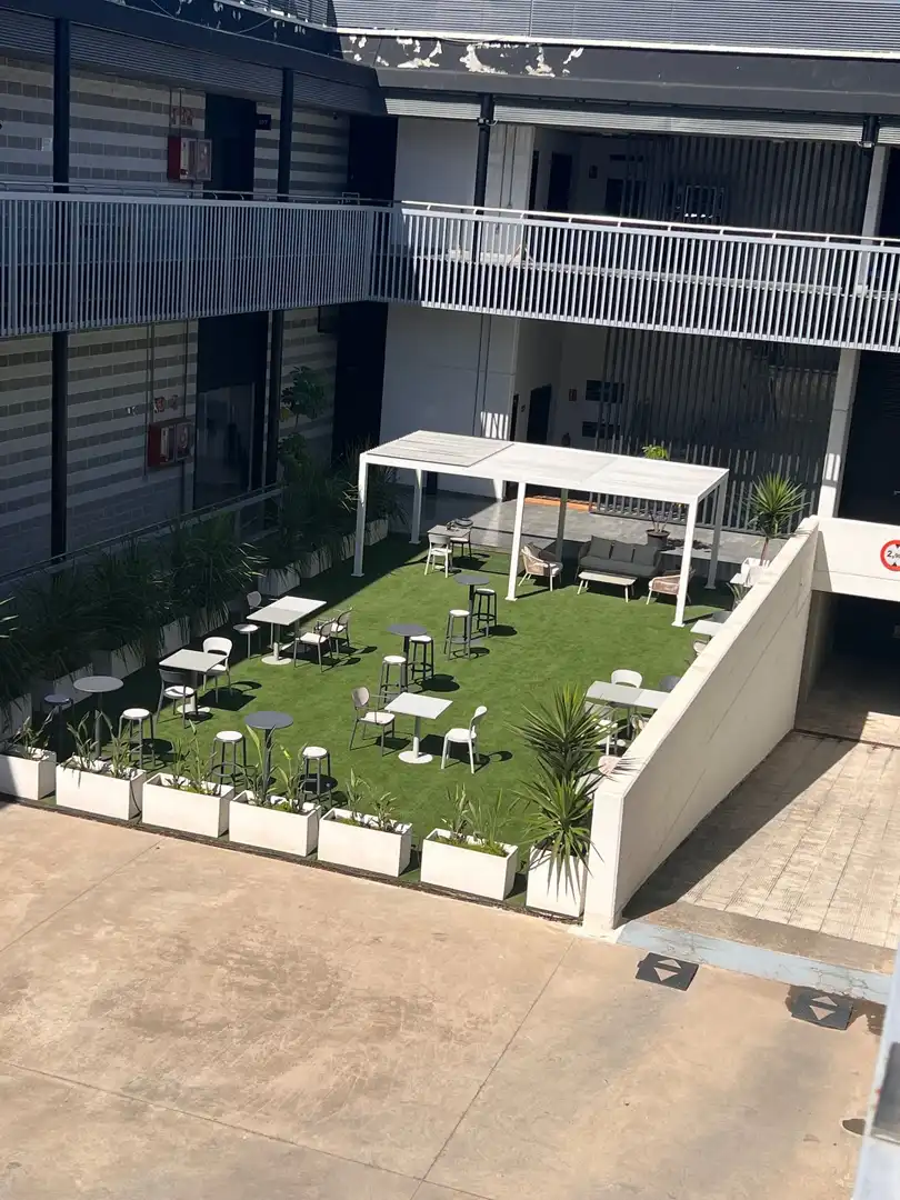 Terrasse von Büro zur Miete in Camas mit Klimaanlage, Heizung und Möbliert