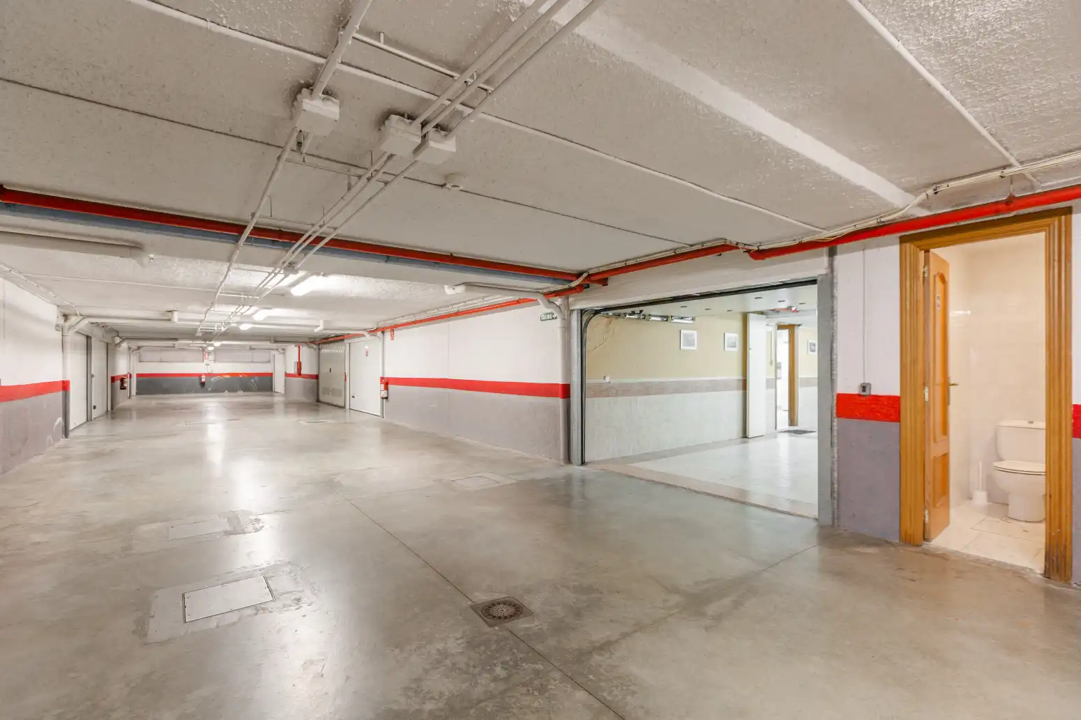 Parking de Casa adosada en venta en Barañáin / Barañain con Calefacción, Jardín privado y Parquet