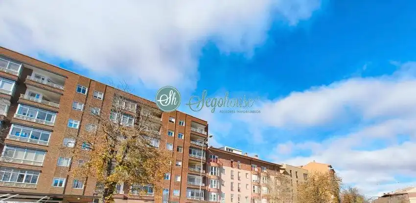 Vista exterior de Piso en venta en Segovia con Calefacción, Terraza y Amueblado