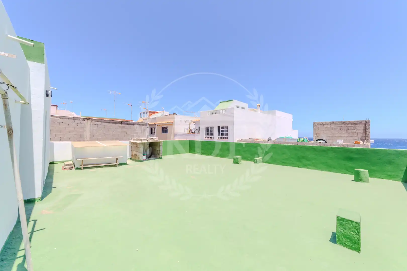 Vista exterior de Edifici en venda en Arico amb Alarma
