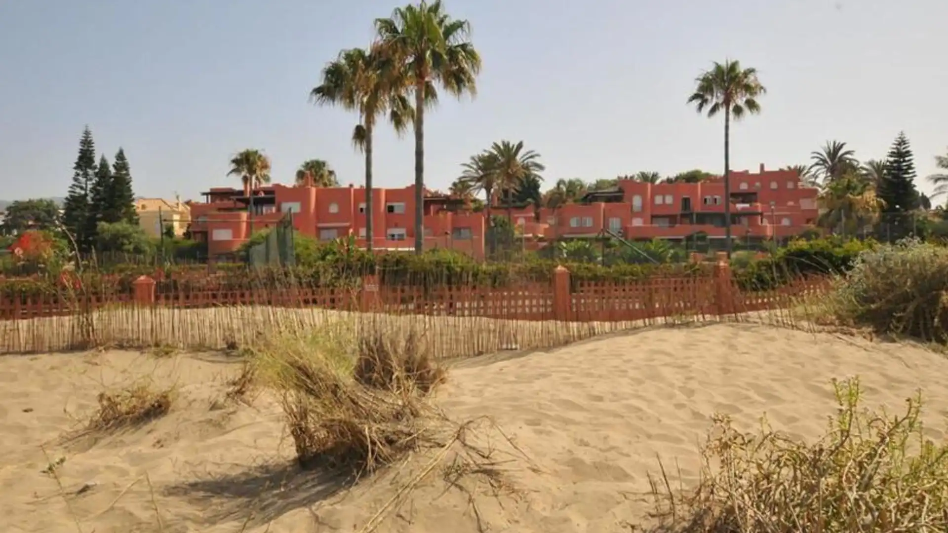 Vista exterior de Planta baixa en venda en Marbella amb Aire condicionat, Terrassa i Piscina