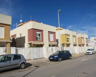 Vista exterior de Casa adosada en venda en Moncofa amb Aire condicionat i Terrassa