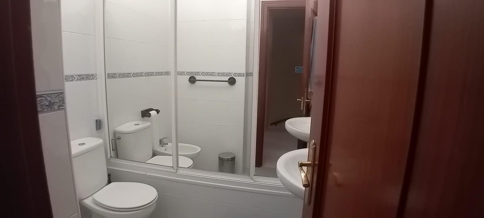 Baño de Casa adosada en venta en Algeciras con Jardín privado, Trastero y Jacuzzi