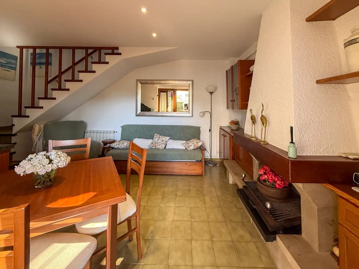 Wohnzimmer von Einfamilien-Reihenhaus zum Verkauf in Sant Feliu de Guíxols mit Klimaanlage, Heizung und Privatgarten
