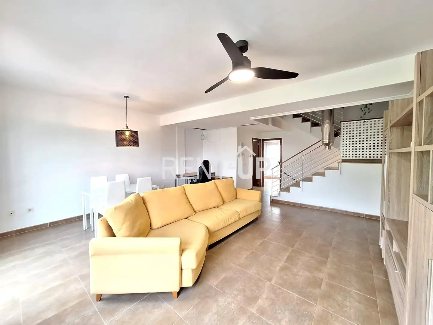 Sala d'estar de Casa adosada de lloguer en Xàtiva amb Aire condicionat, Terrassa i Traster