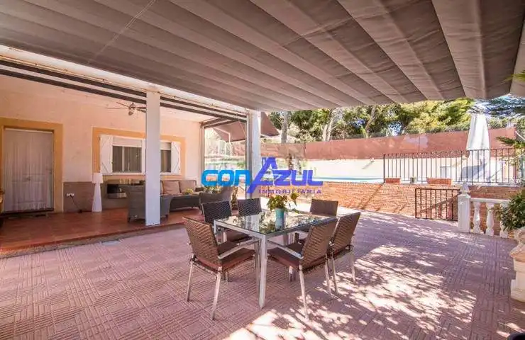 Terrassa de Casa o xalet en venda en Elche / Elx amb Jardí privat, Terrassa i Piscina
