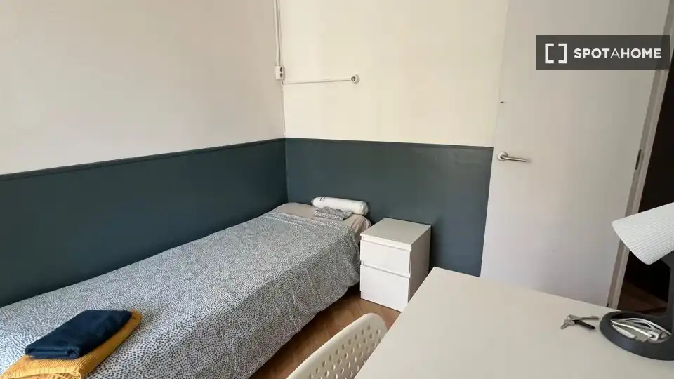 Bedroom of Flat for share in Barcelona  with Air Conditioner, Heating and Terrace