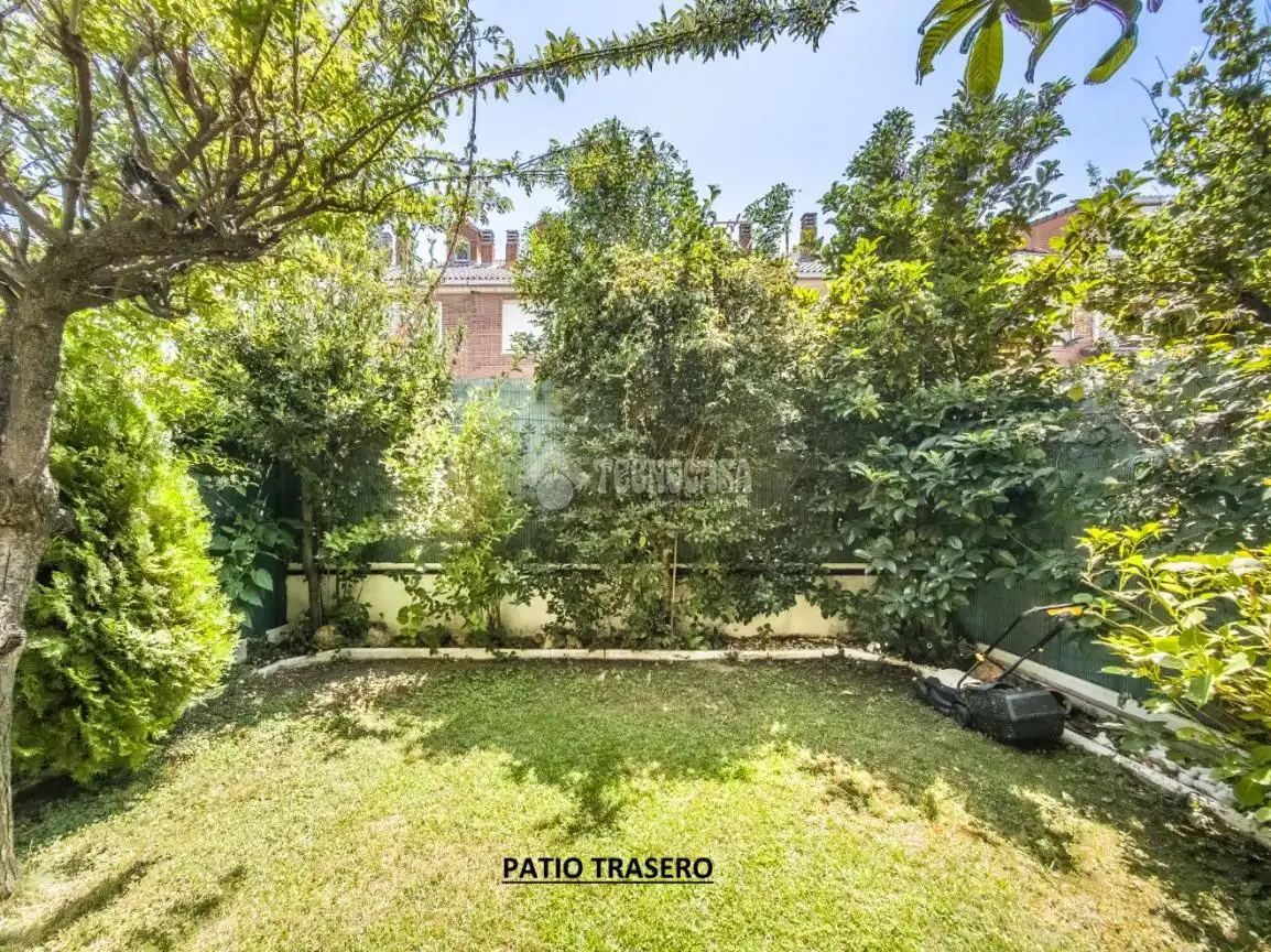 Jardí de Casa adosada en venda en Leganés amb Aire condicionat, Calefacció i Terrassa