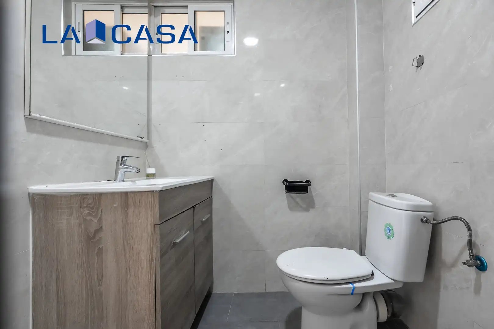 Bathroom of Flat for sale in Madrid