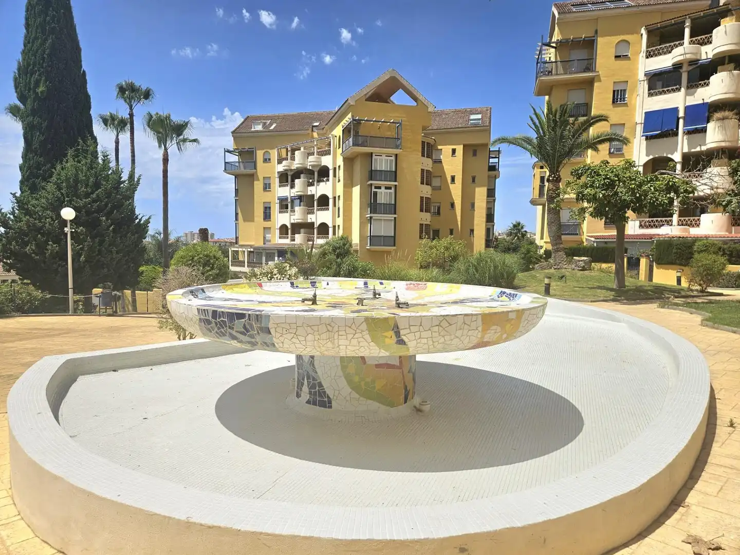 Vista exterior de Àtic en venda en Benalmádena amb Aire condicionat, Jardí privat i Terrassa