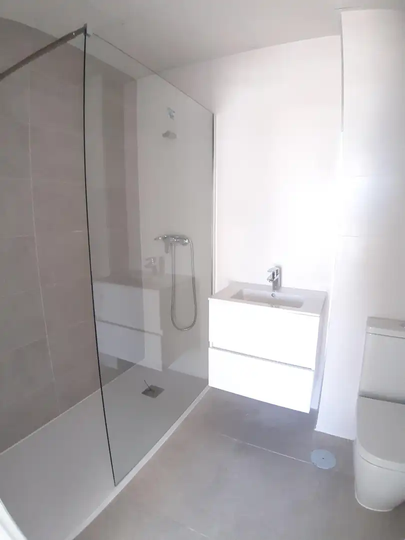 Baño de Ático de alquiler en Fuengirola con Terraza, Trastero y Jacuzzi