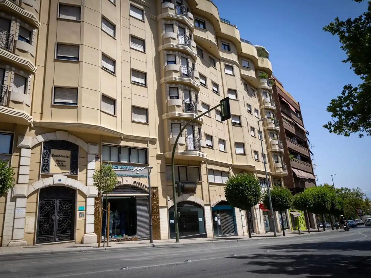 Pis amb piscina en venda a Av Granada 27