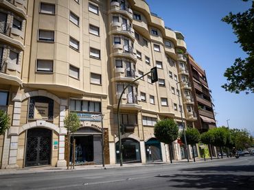 Pis amb piscina en venda a Av Granada 27