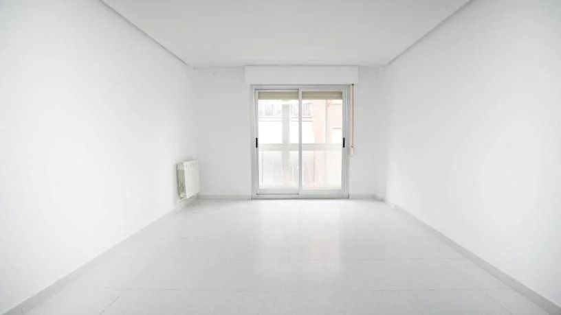 Vista exterior de Piso en venta en Alcalá de Henares