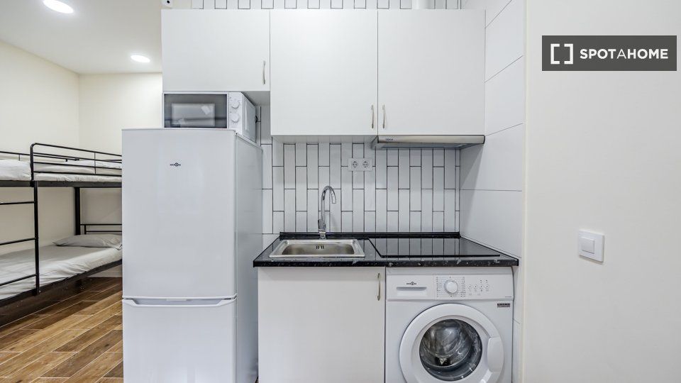 Cuina de Pis de lloguer en  Madrid Capital amb Aire condicionat, Calefacció i Moblat